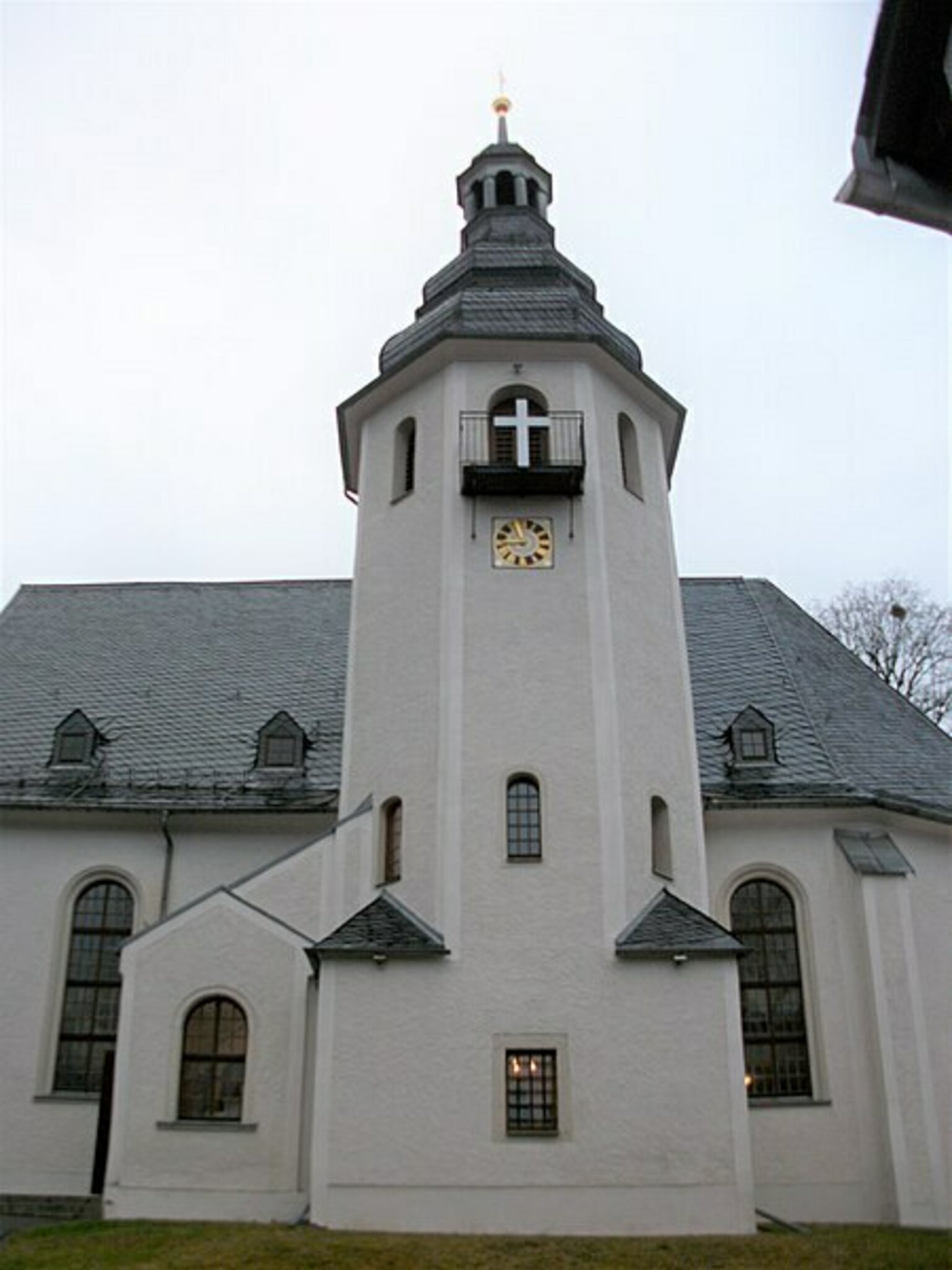 Markanter Kirchturm der Evangelisch Lutherischen Kirche in Zschorlau