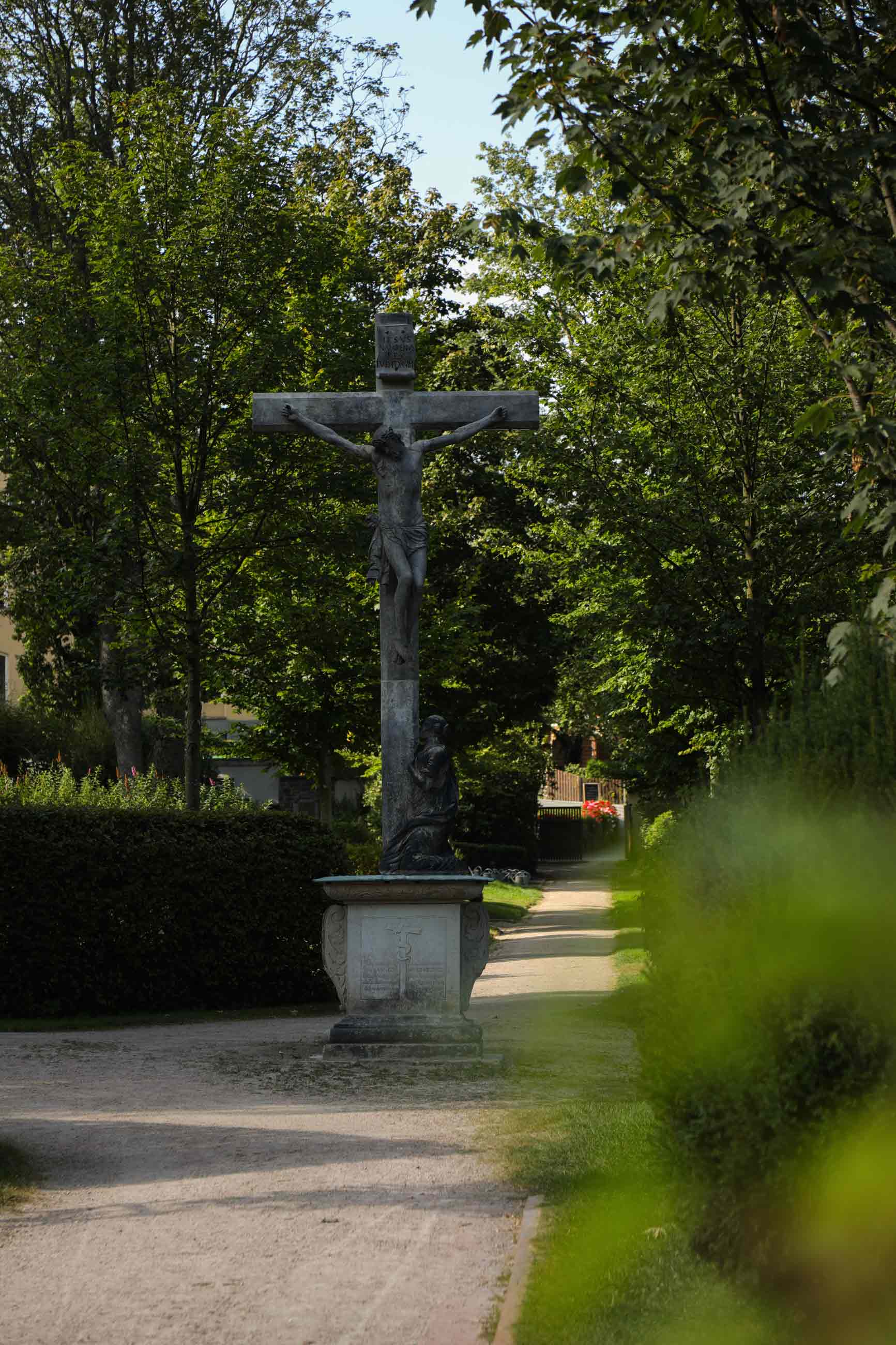 Ein Weg über den Friedhof Schneeberg