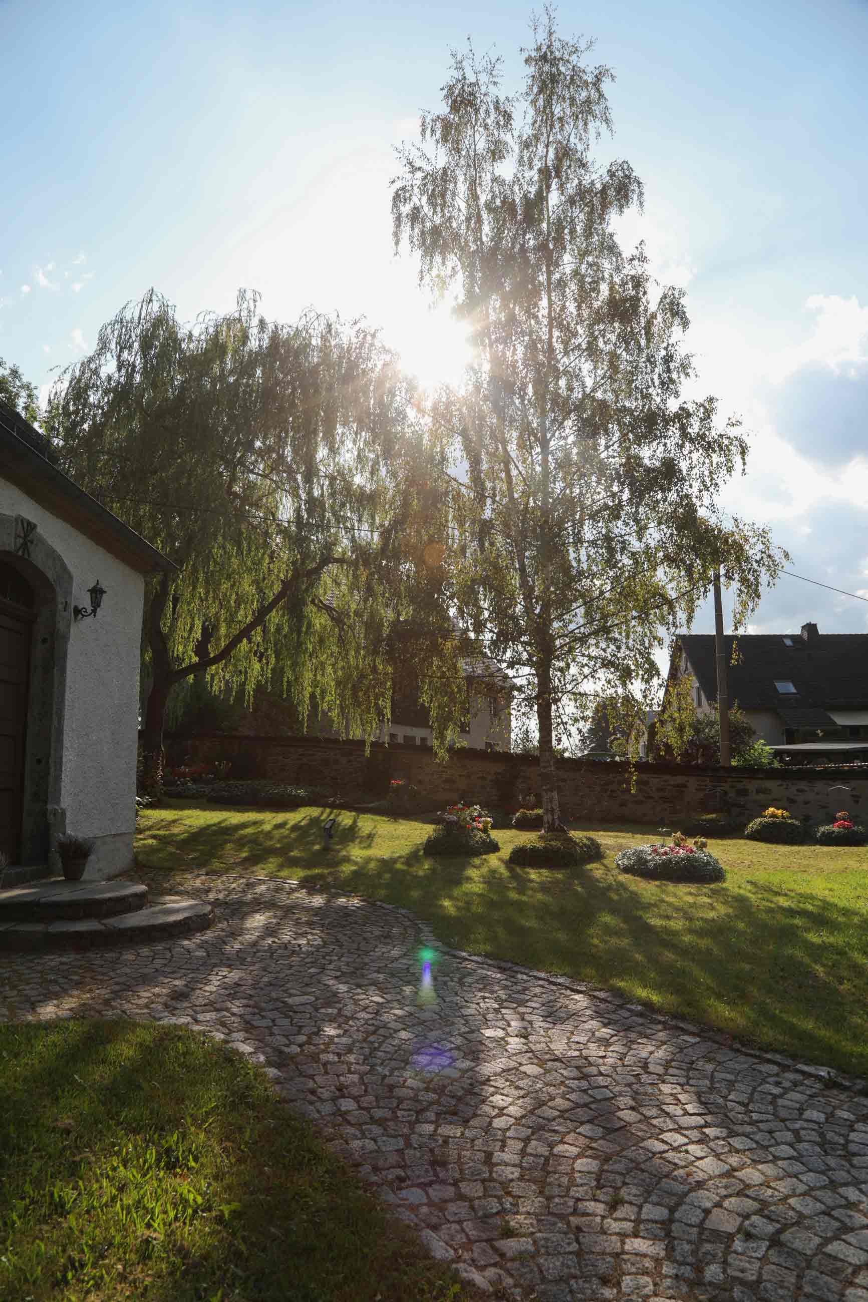 Blick über den Friedhof in Griesbach im Licht der sommerlichen Abendsonne.