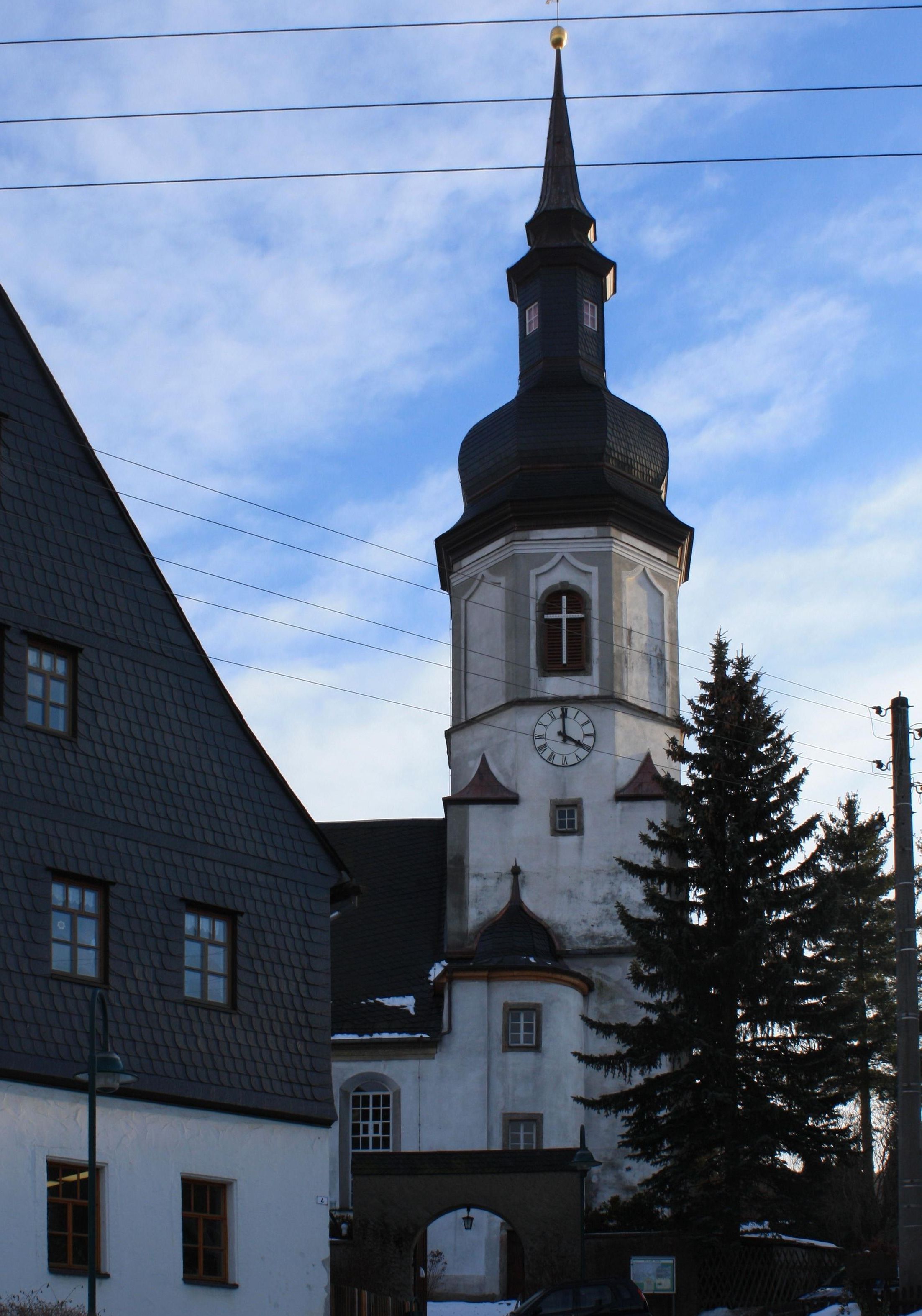 Blick auf den Kirchturm der Evangelisch Lutherischen Kirche in Bockau
